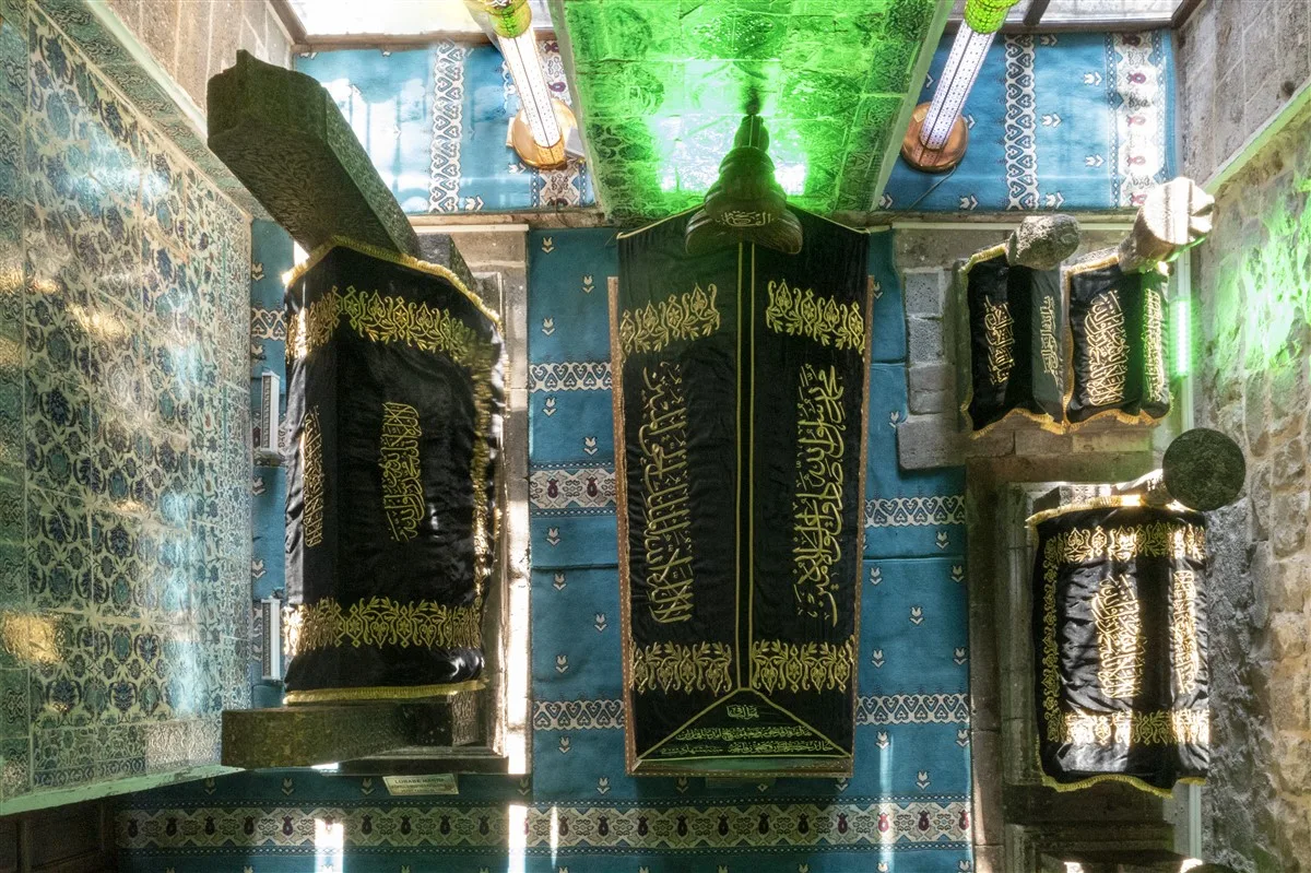 Hz. Süleyman Cami Sahabe Kabirleri