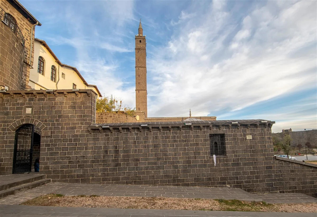 Hz. Süleyman Cami Sahabe Kabirleri