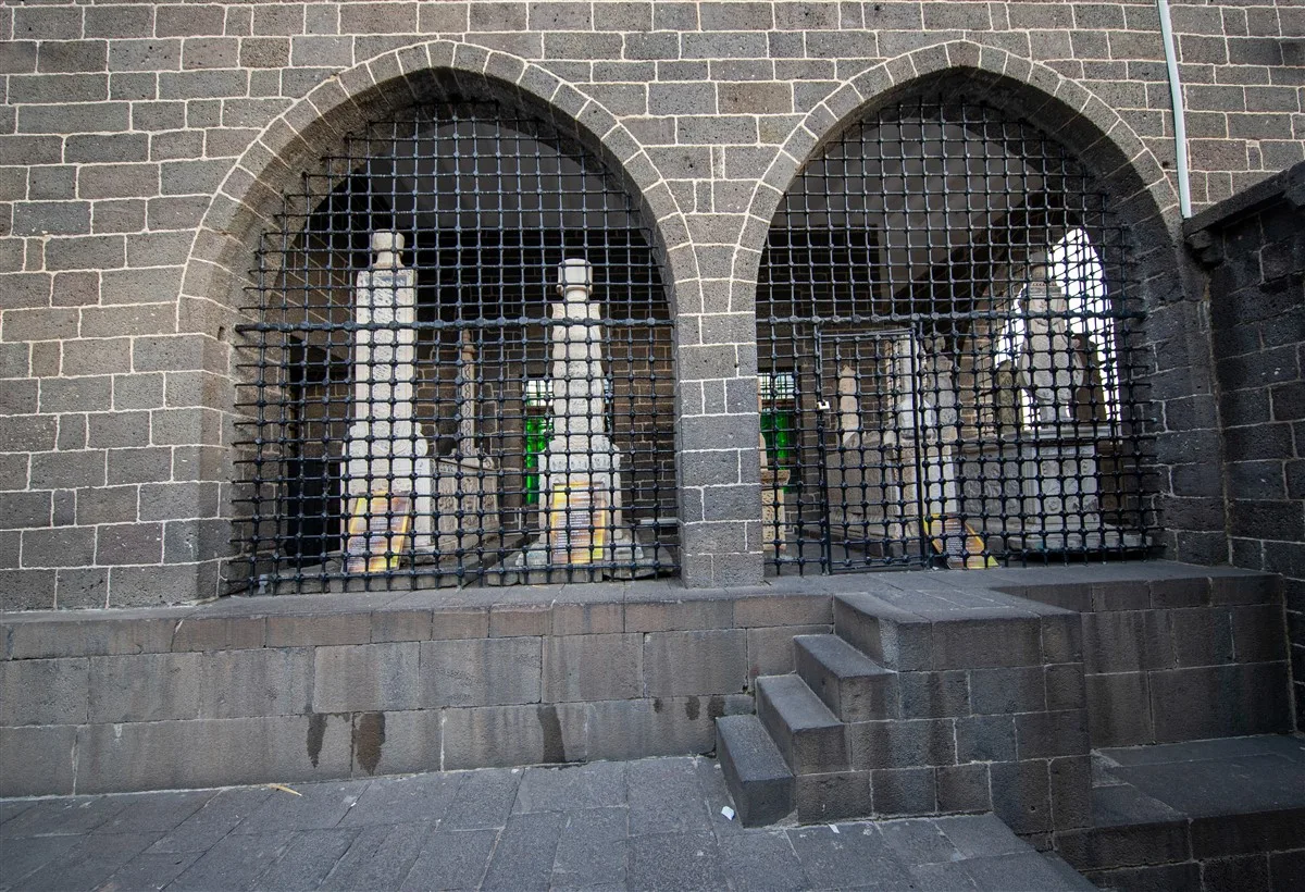 Hz. Süleyman Camii ve Sahabe Kabirleri