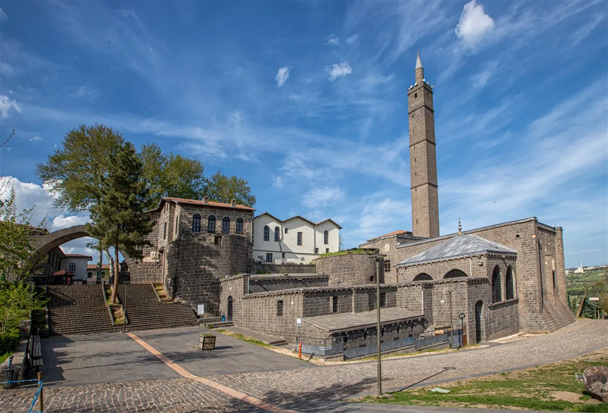 Hz. Süleyman Camii ve Sahabe Kabirleri