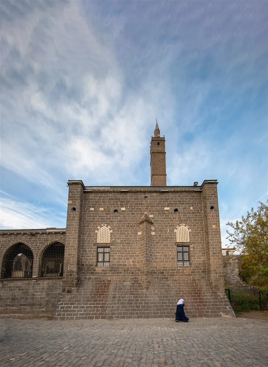 Hz. Süleyman Camii ve Sahabe Kabirleri