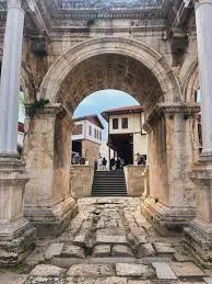 Hadrian Kapısı (Üçkapılar)