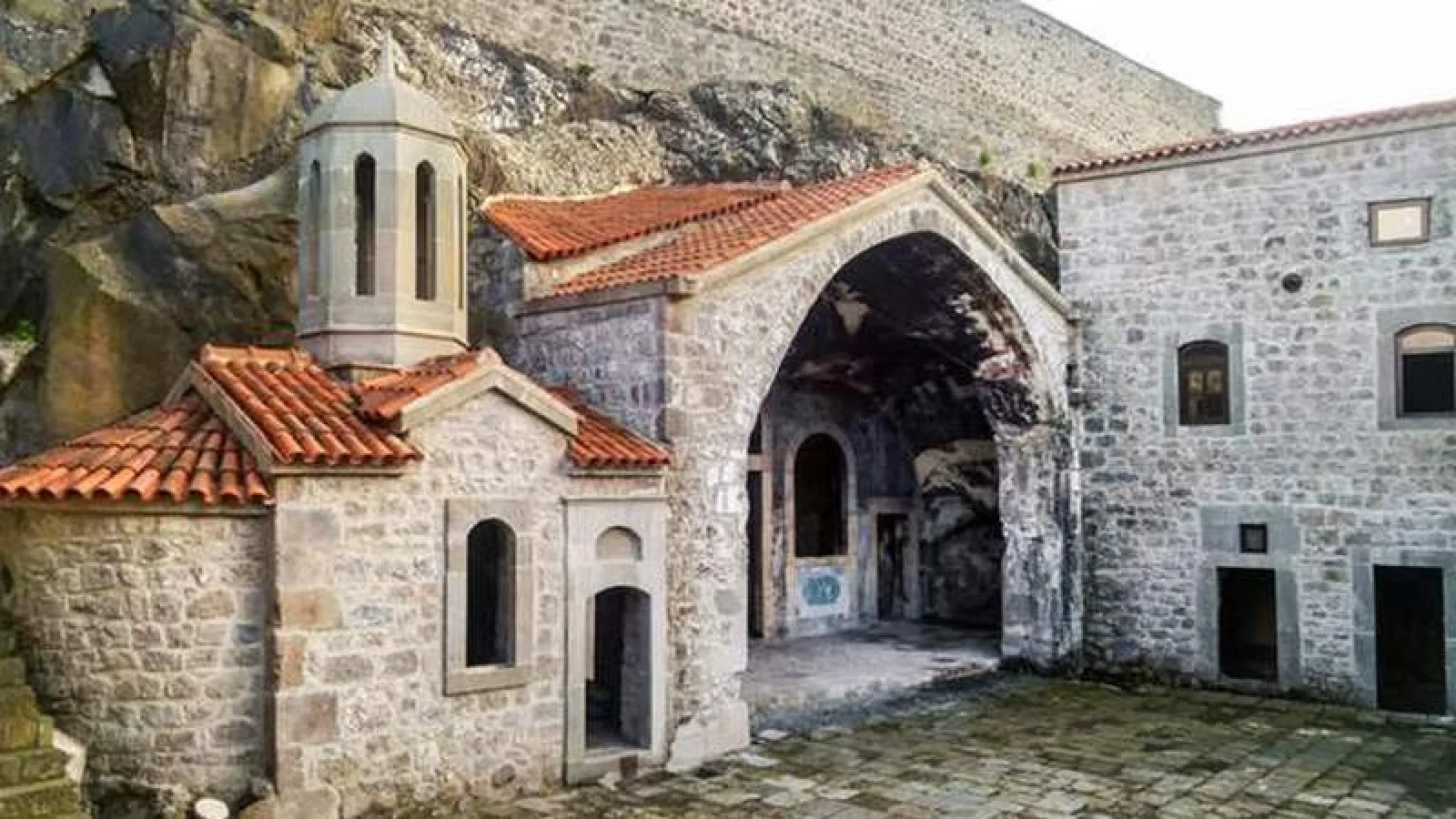 KIZLAR ( PANAGİA THEOKEPHASTROS) MANASTIRI